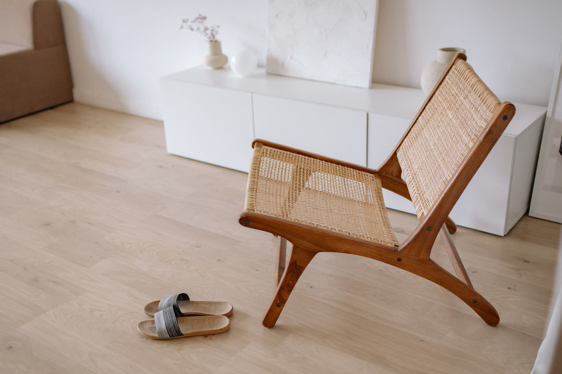 Salón minimalista decorado con silla moderna